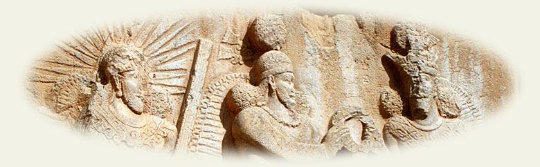 Relief föreställande gudar och gestalter från persisk kultur